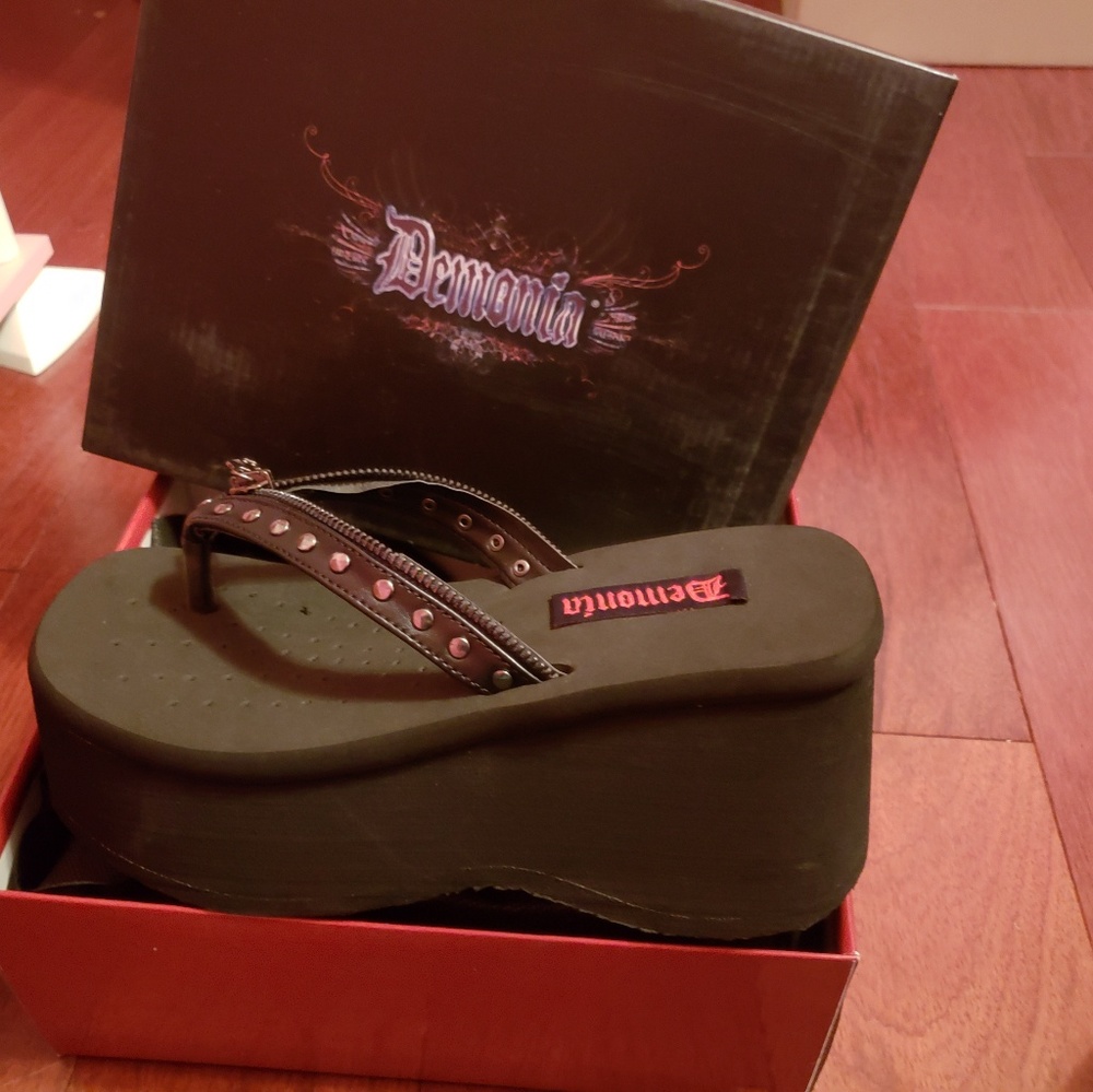 Brand new Wedged flip flops